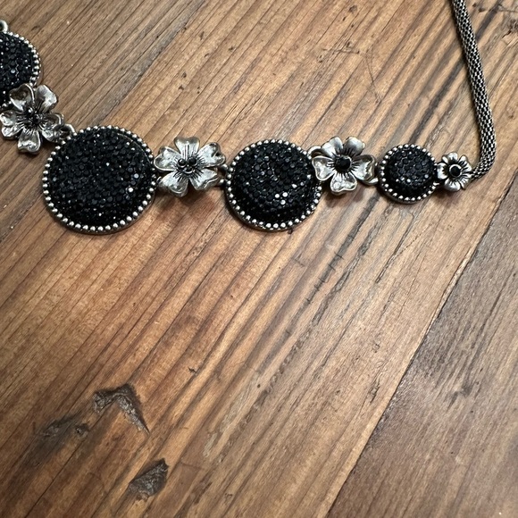 Elegant Silver and Black Floral Necklace - Picture 4 of 4